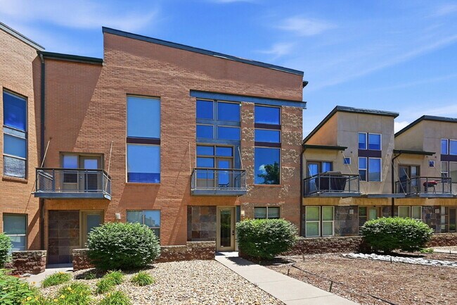 Building Photo - $2,595.95- 3 Bed, 3 Bath Townhome in Aurora with Central AC and In Unit Laundry!