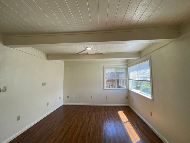 Photo - Beautiful and Spacious Pet-Friendly Home with 4 bedrooms, 2 bathrooms