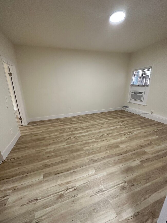 Photo - Modern & Stylish 2-Bedroom Apartment... Great Location!