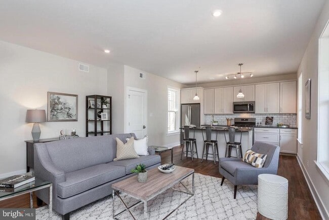 Photo - 154 W King St