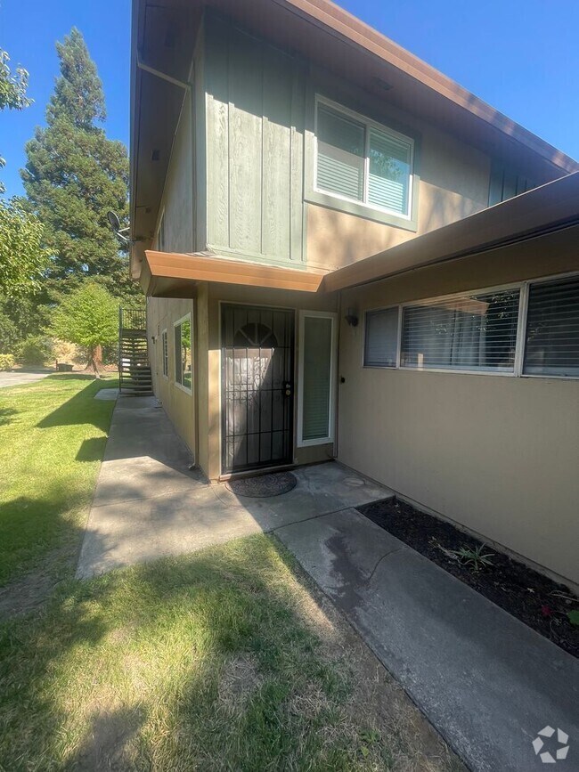Building Photo - Beautifully Updated Townhouse in Madison V...