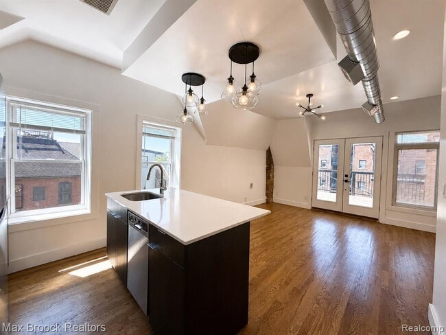 Building Photo - 3143 Trumbull Unit 301