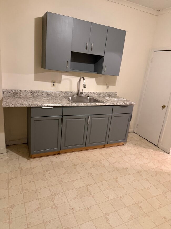 Building Photo - 1524 Meylert Ave Unit 1524 Meylert Ave