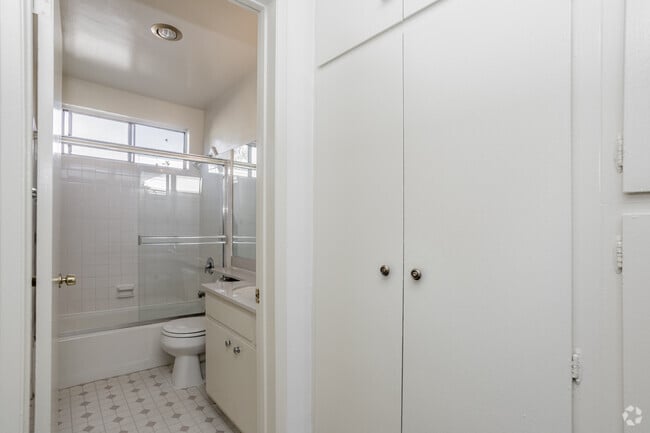 1HAB, 1BA - 750 ft² - Lido Apartments - 3720 Cardiff Avenue