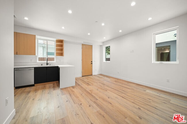 Building Photo - 1520 Magnolia Ave Unit C Rental