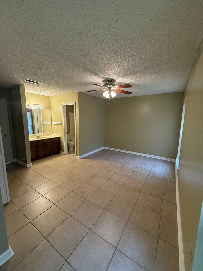 Photo - 1126-1128 Willow Creek Dr Unit 1128