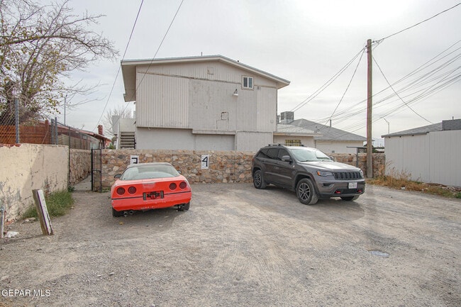 Building Photo - 3403 Pershing Dr Unit 5