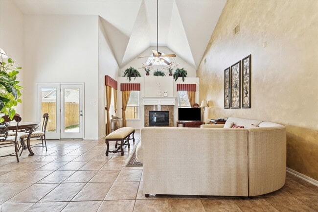 Photo - 2088 Silverthorn Ln
