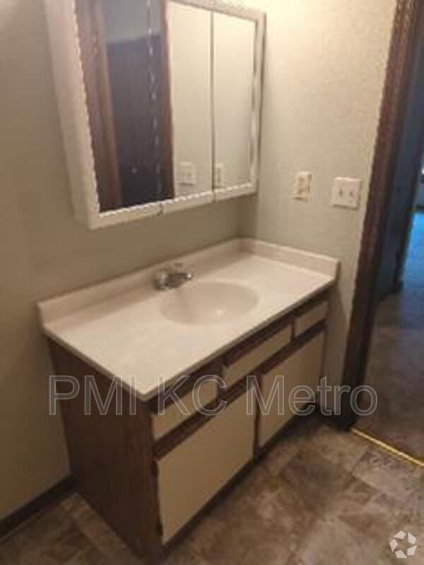 Building Photo - 1012 NE Lindsay Ave Unit A Rental