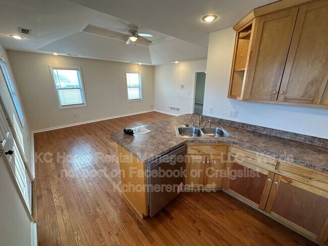 Photo - 1903 W 43rd Pl