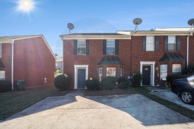 Building Photo - Spacious 3BR/2.5BA End-Unit Townhome!