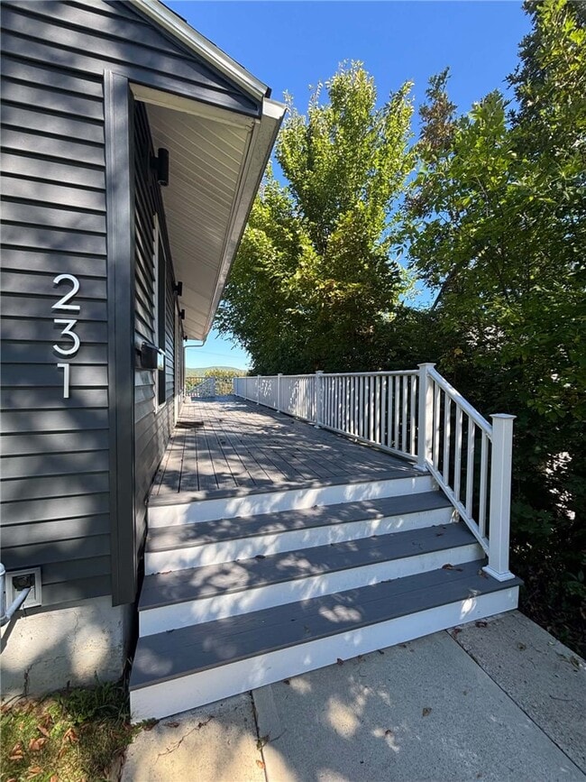 231 W 3rd St
