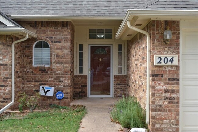 Photo - 204 Pinafore Dr