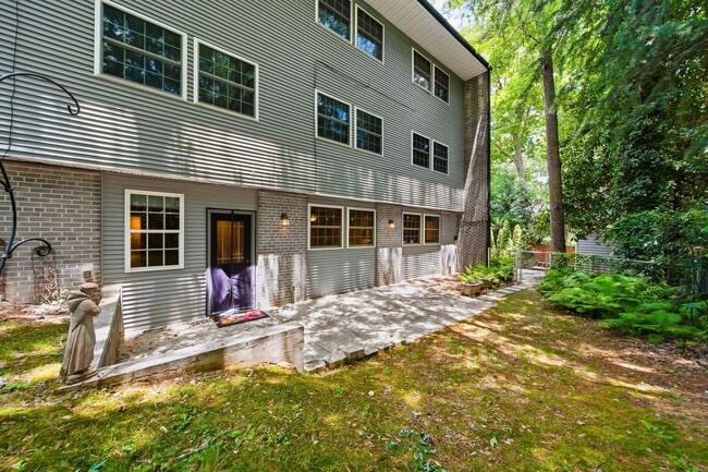 Building Photo - 330 Triplex Unit A