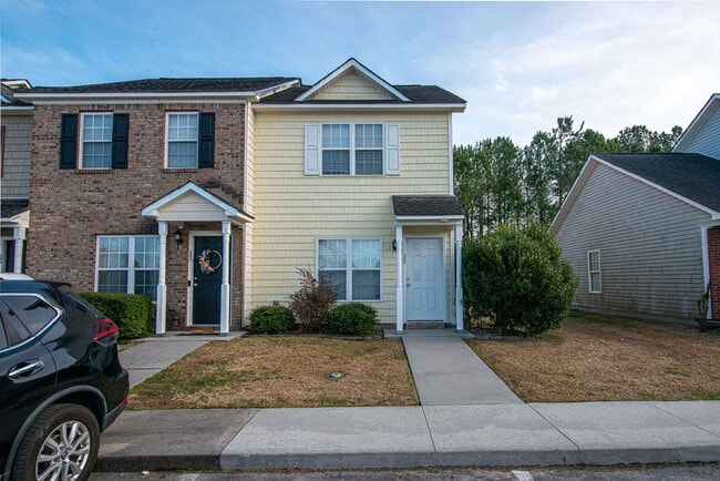 Building Photo - 300 Streamwood Dr