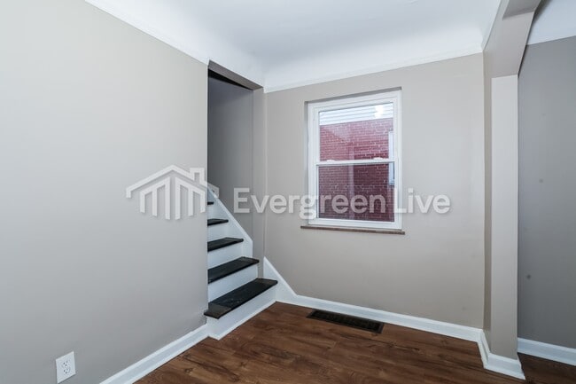 Photo - 2264 Rosedale Ave