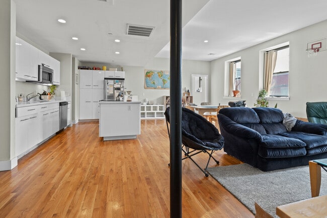 Photo - Noah at 4th and Broadway