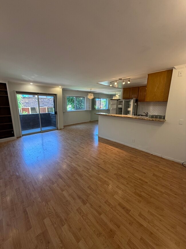 5403 Newcastle Ave Unit 8
