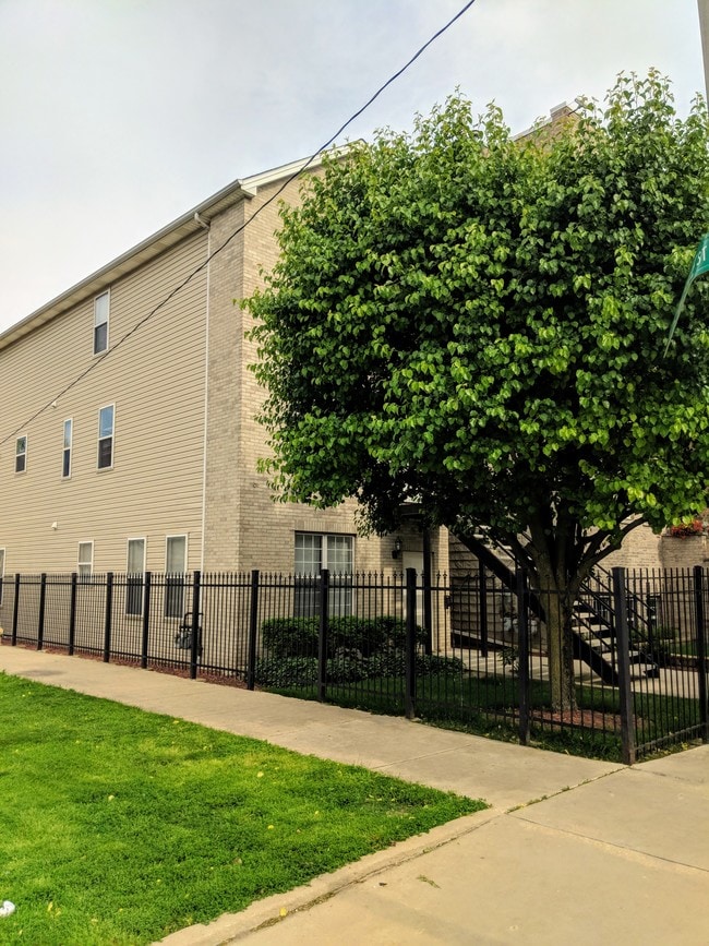Building Photo - 1457 N Rockwell St Unit 1