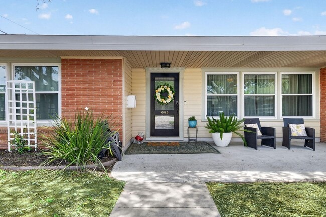 Photo - 609 Peerman Pl