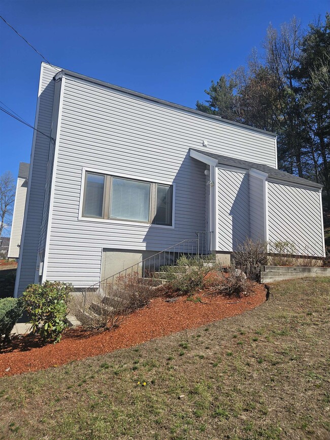 Photo - 18 Landsdown Dr