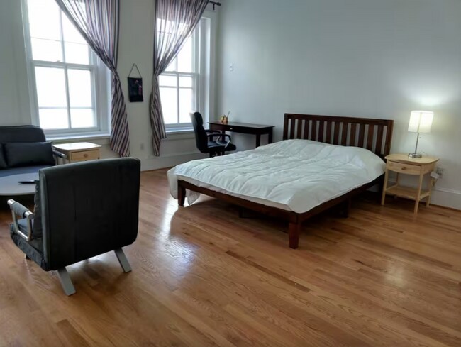 Photo - 131 C St SE Unit 1