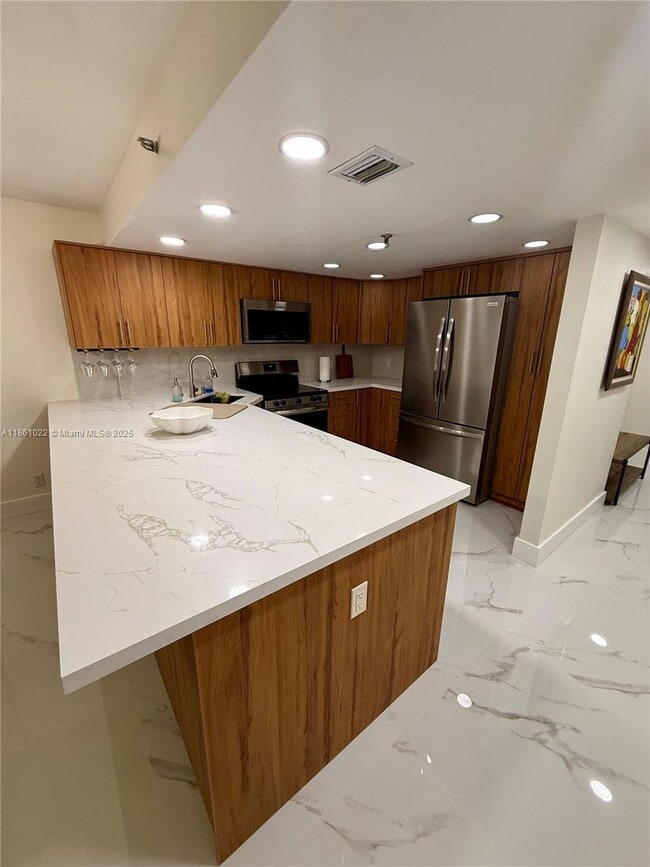 Building Photo - 2625 Collins Ave Unit 210 Rental