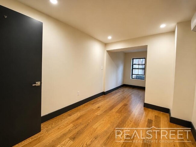 Photo - Putnam Avenue