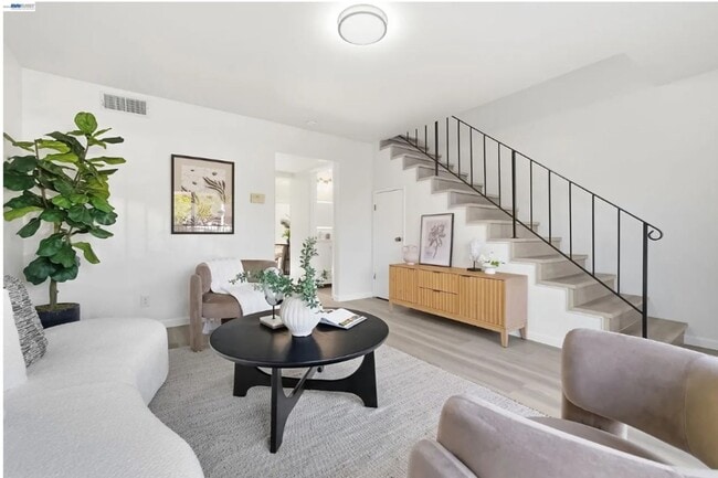 Building Photo - $3,150 / 2 BR - Updated Townhome in Prime Union City!