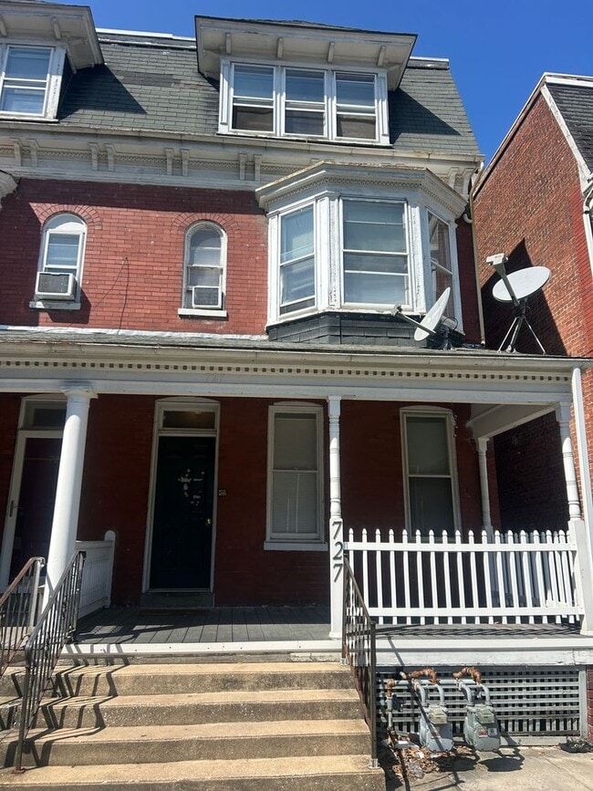 Building Photo - 727 Linden Ave Unit Apartment 2