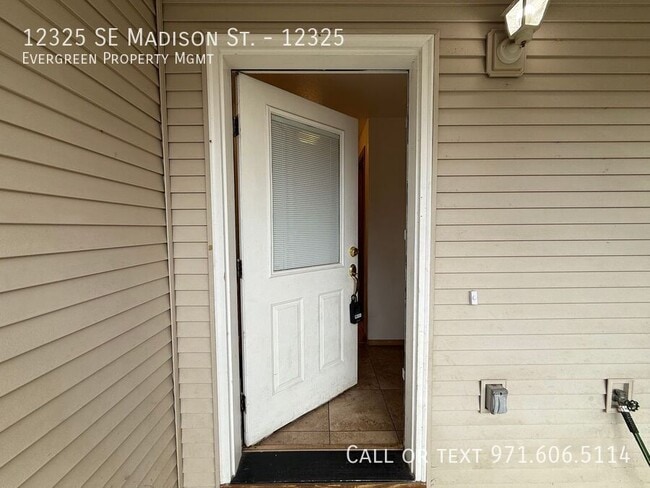 Photo - 12325 SE Madison St Unit 12325