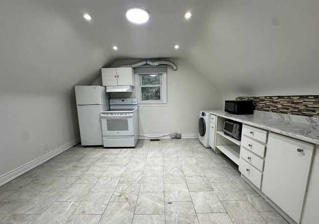 Photo - Well-Maintained Upper-Level Apartment (1 Bed, 1 Bath) Unit UPPER