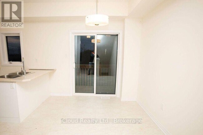 Photo - 84 Fieldridge Cres