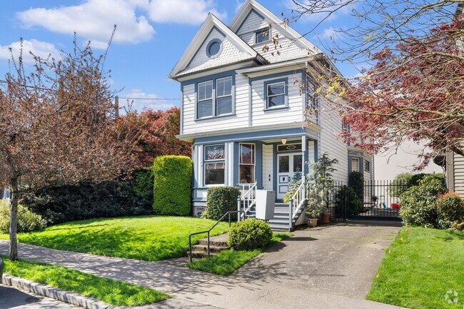 Building Photo - Top Floor Unit in Historic Nob Hill (NW 21... Rental