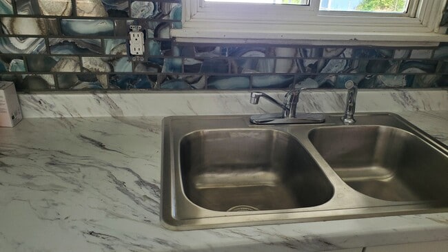 Photo - 805 Hemphill Rd