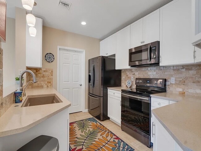 Kitchen - 5020 Fairways Cir Unit j206