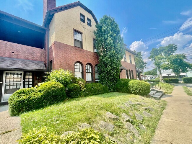 1939 Crafton Blvd Unit 6 Emerson 3rd floor