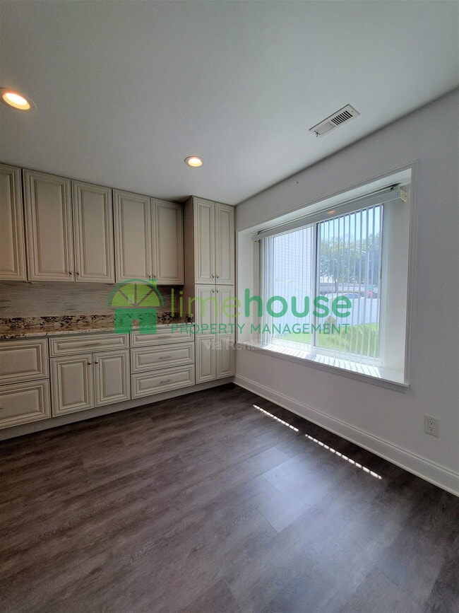 Photo - 5304 Lord George Dr
