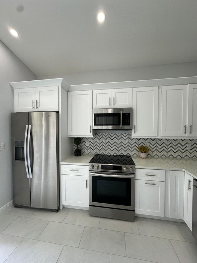 Photo - Single Family Home in San Carlos - STUDENTS WELCOME