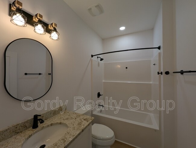 Photo - 2984 Russ St