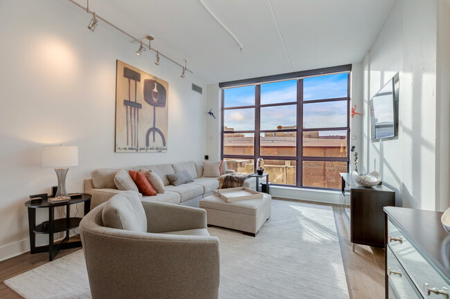 Living Room - 2020 12th St NW Condominio Unidad 417