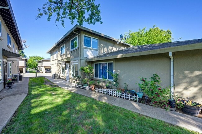 Building Photo - Beautifully Updated 2 Story Unit