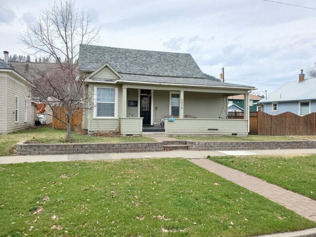 Building Photo - 2010 1st St