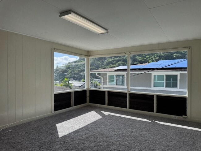 3br - 3 Bed/2 Bath House with Family Room - Convenient Honolulu Location