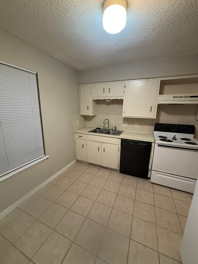 Photo - 639 N Betty Jo Dr