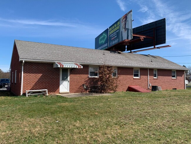 Photo - Move-in ready!! Bonus room that could easi...