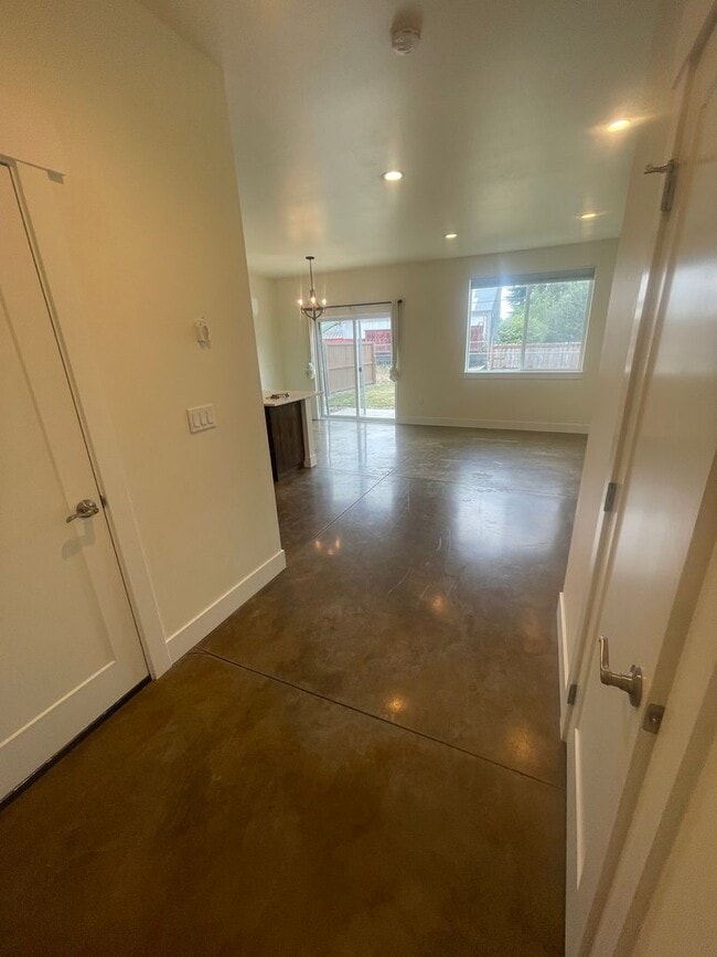 Photo - Stunning Three Bedroom Town Home In Lebanon OR!