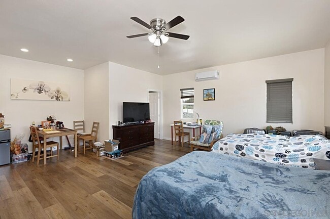 Habitación de 460 pies cuadrados. Espacio suficiente para dos camas, sala, comedor y oficina. Techo abovedado. Ocho ventanas. - 3722 Ben St Unidad 2