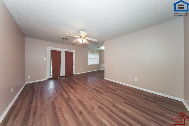 119 SE Surrey Ln