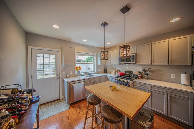 Kitchen - 2137 Sears St